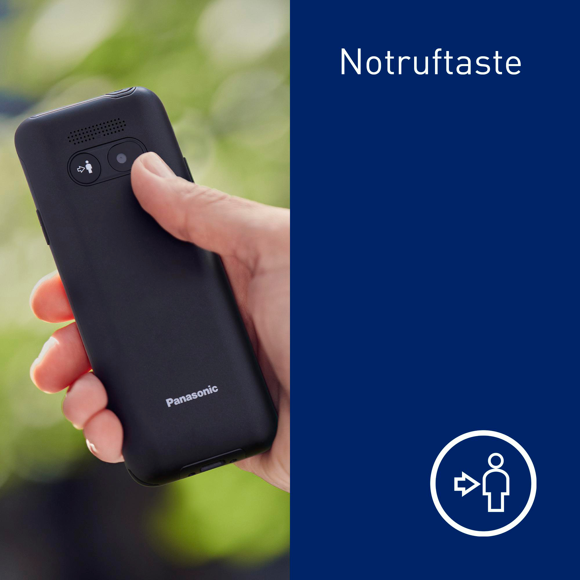 Eine Hand hält ein schwarzes Panasonic Notruftelefon mit Symbolen.
