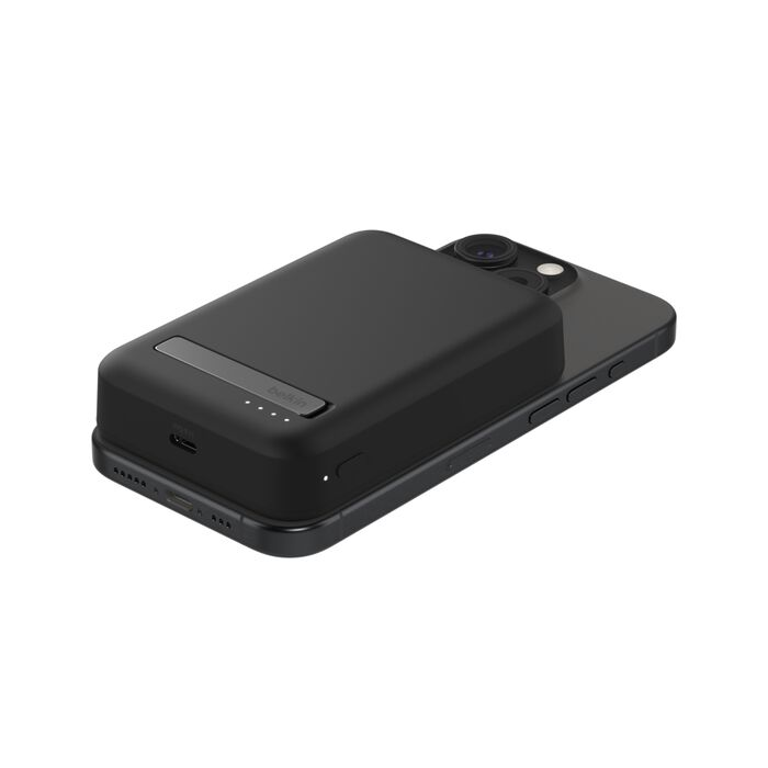 Batería MagSafe negra acoplada a un iPhone negro.