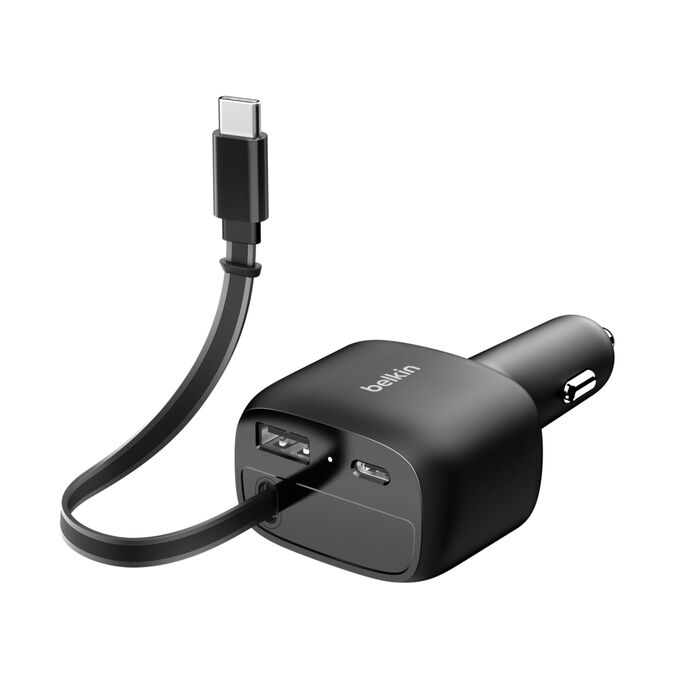 Adaptador USB de coche Belkin negro con dos puertos y cable USB-C conectado.