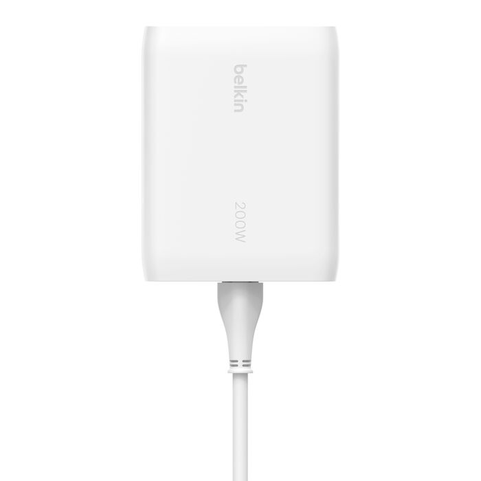 Cargador Belkin blanco de 200W GaN conectado a un cable blanco sobre fondo blanco.