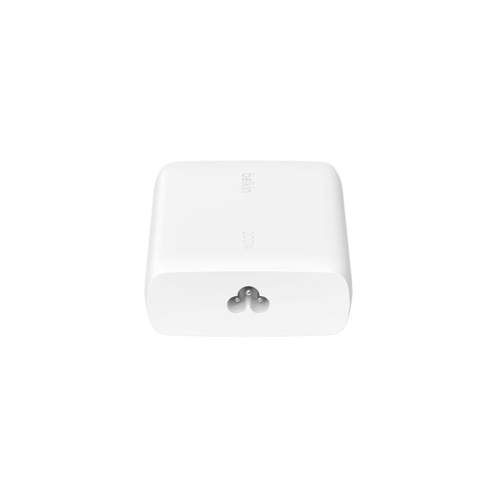 Un adaptador de corriente Belkin USB-C blanco de 200W con tres puertos.