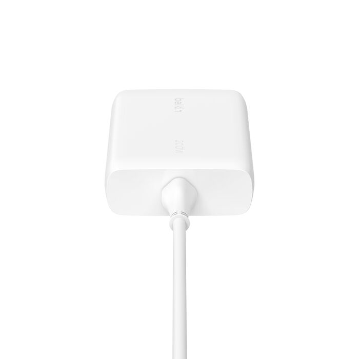 Un adaptador de corriente Belkin blanco de 200W con cable conectado sobre fondo blanco.