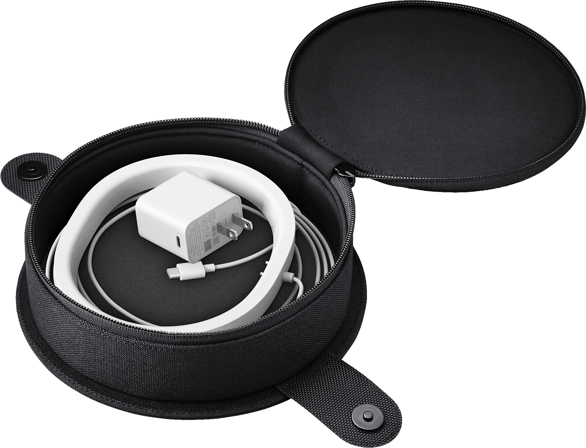 Un casque blanc et un chargeur dans une sacoche noire ouverte.