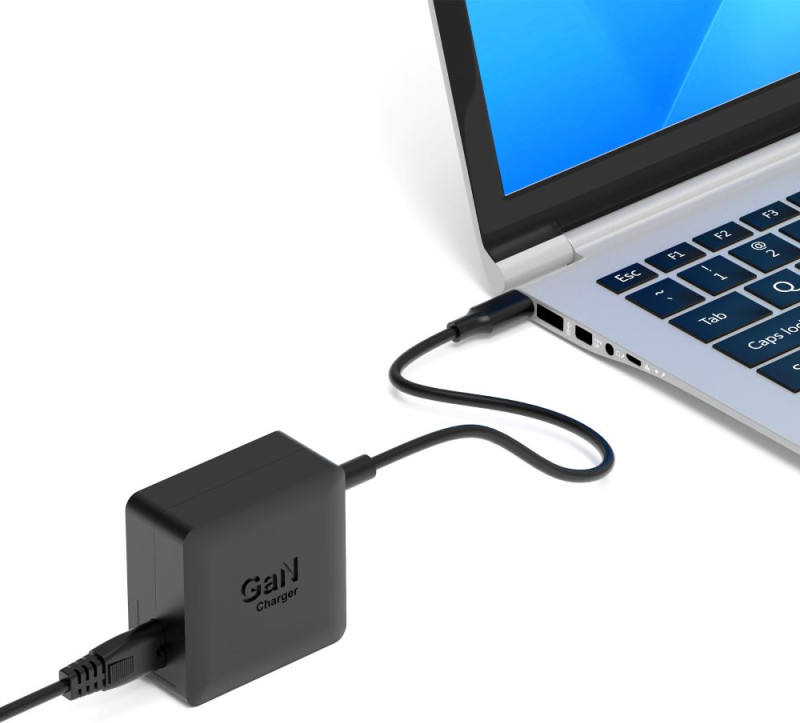 Un caricabatterie GaN nero è collegato a un laptop aperto tramite cavo USB-C.