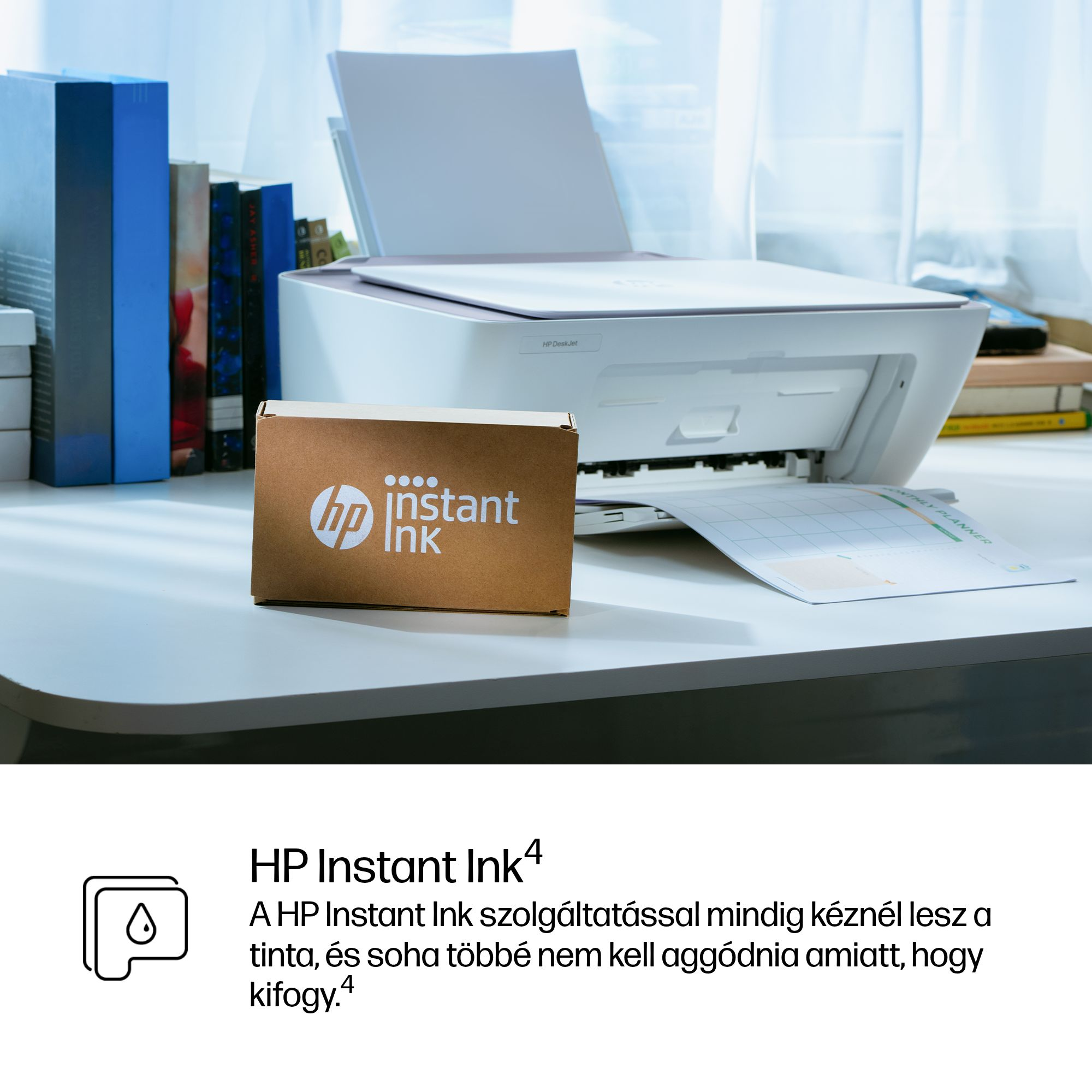 HP Instant Ink doboz HP nyomtató előtt, amely egy naptár oldalt nyomtat.