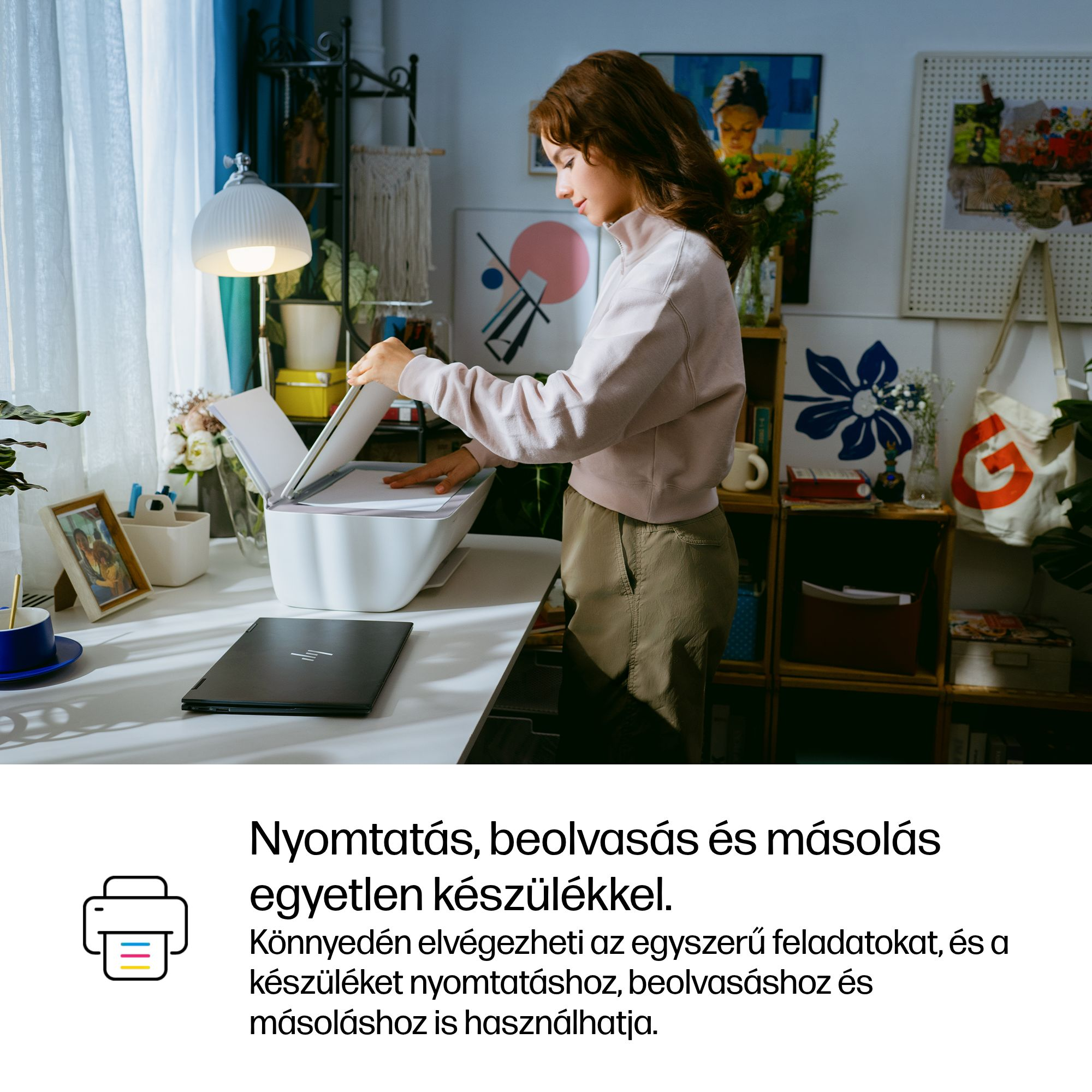 Egy nő egy nyomtatót használ egy asztalon laptop mellett.