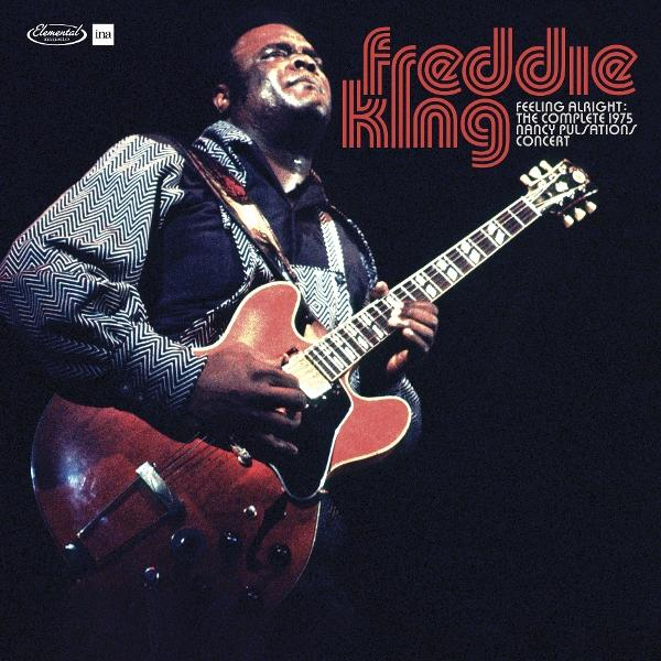 Freddie King spielt eine rote E-Gitarre auf dunklem Hintergrund mit seinen Namen darüber.