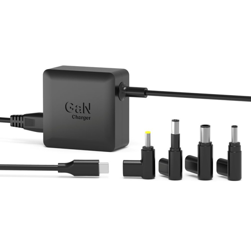 Caricatore GaN nero con cavo USB-C e varie punte adattatore.