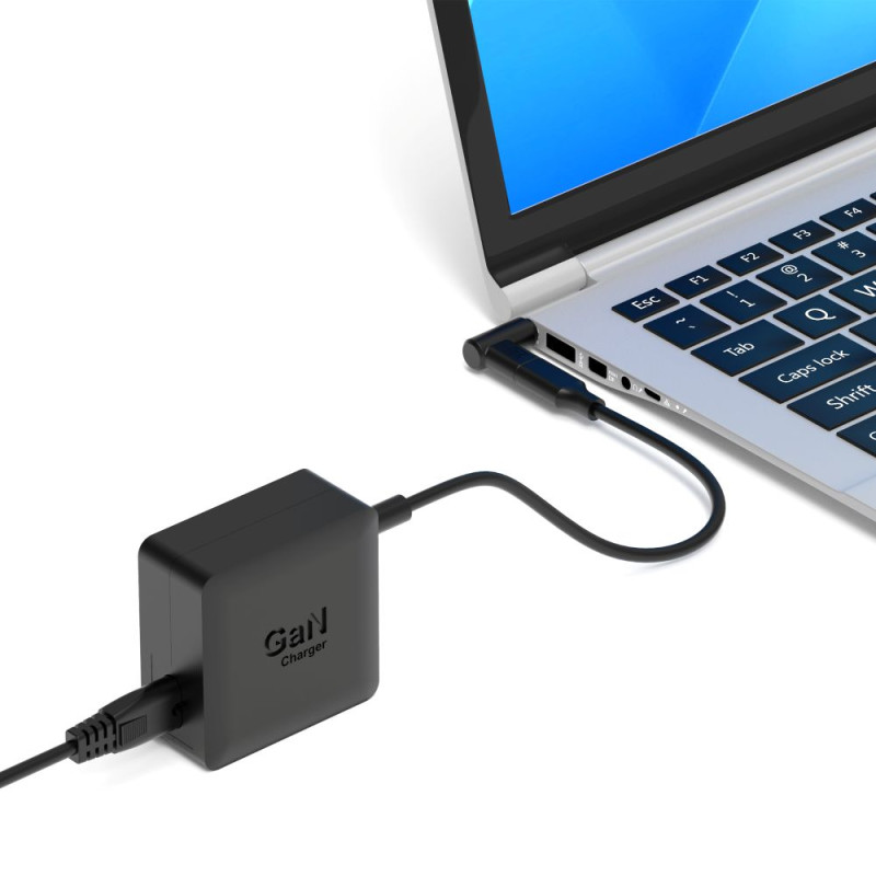 Caricatore GaN nero collegato a un laptop tramite cavo.