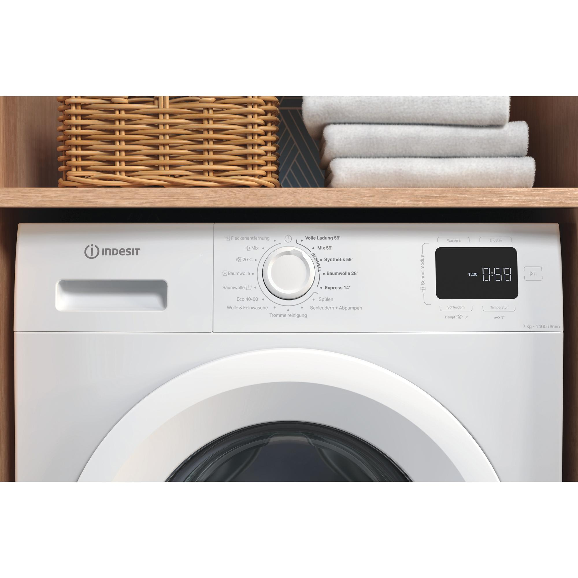 Eine weiße Indesit Waschmaschine mit Bedienfeld, Display und Wäschekorb.