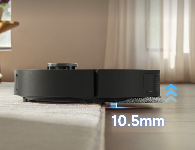 Czarny robot sprzątający przechodzi z dywanu na drewnianą podłogę. Tekst pokazuje 10,5 mm.