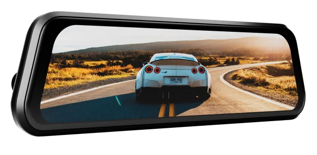 Biały samochód sportowy jedzie krętą drogą w słonecznym krajobrazie.