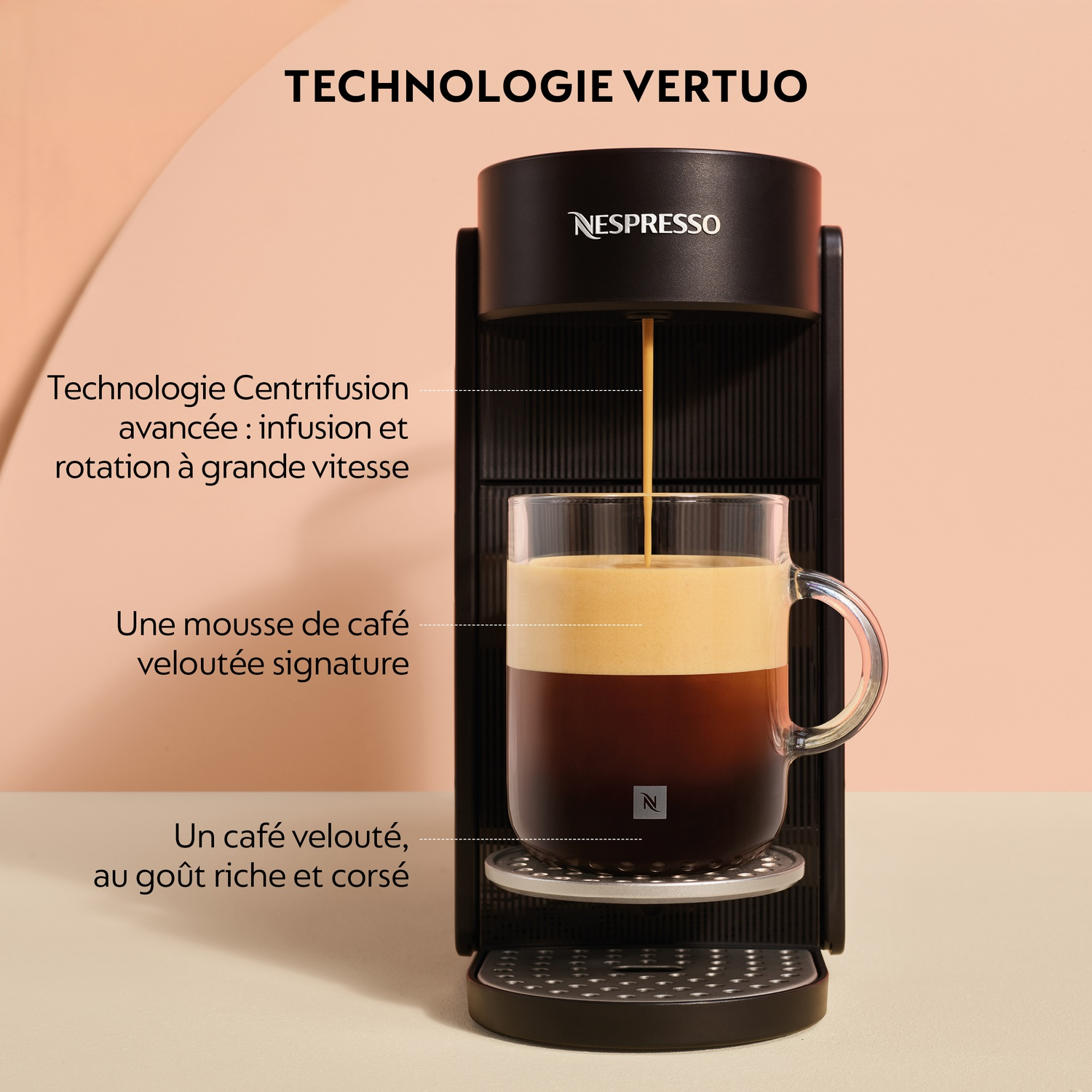 Machine à café Nespresso Vertuo préparant un café à la mousse riche.