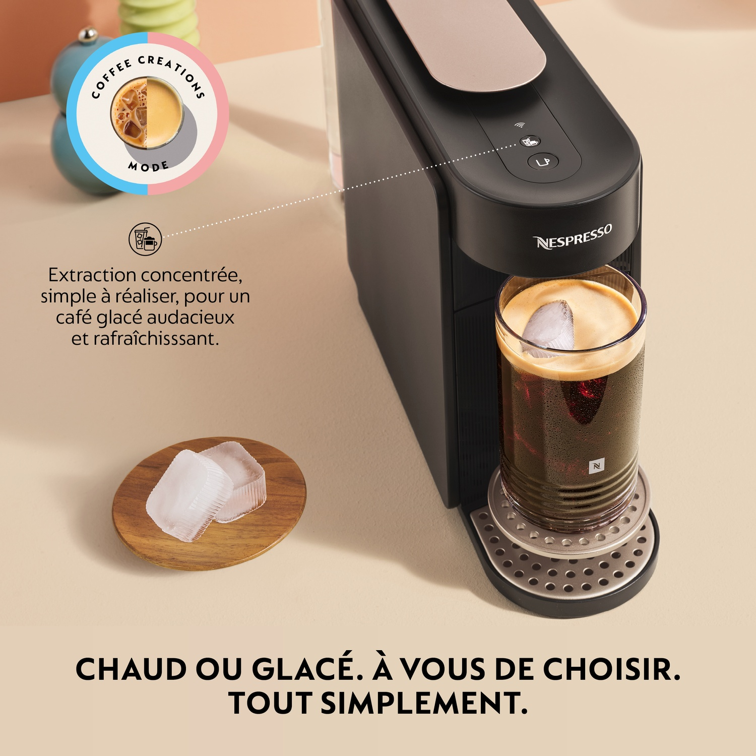 Machine Nespresso préparant un café glacé avec des glaçons.