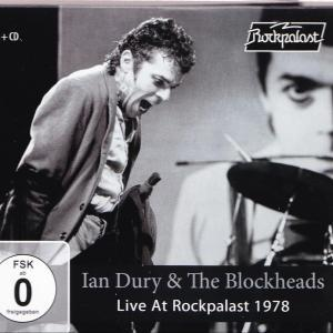 Ian Dury & The Blockheads live 1978 auf dem Albumcover, Sänger singt, Schlagzeuger im Hintergrund.