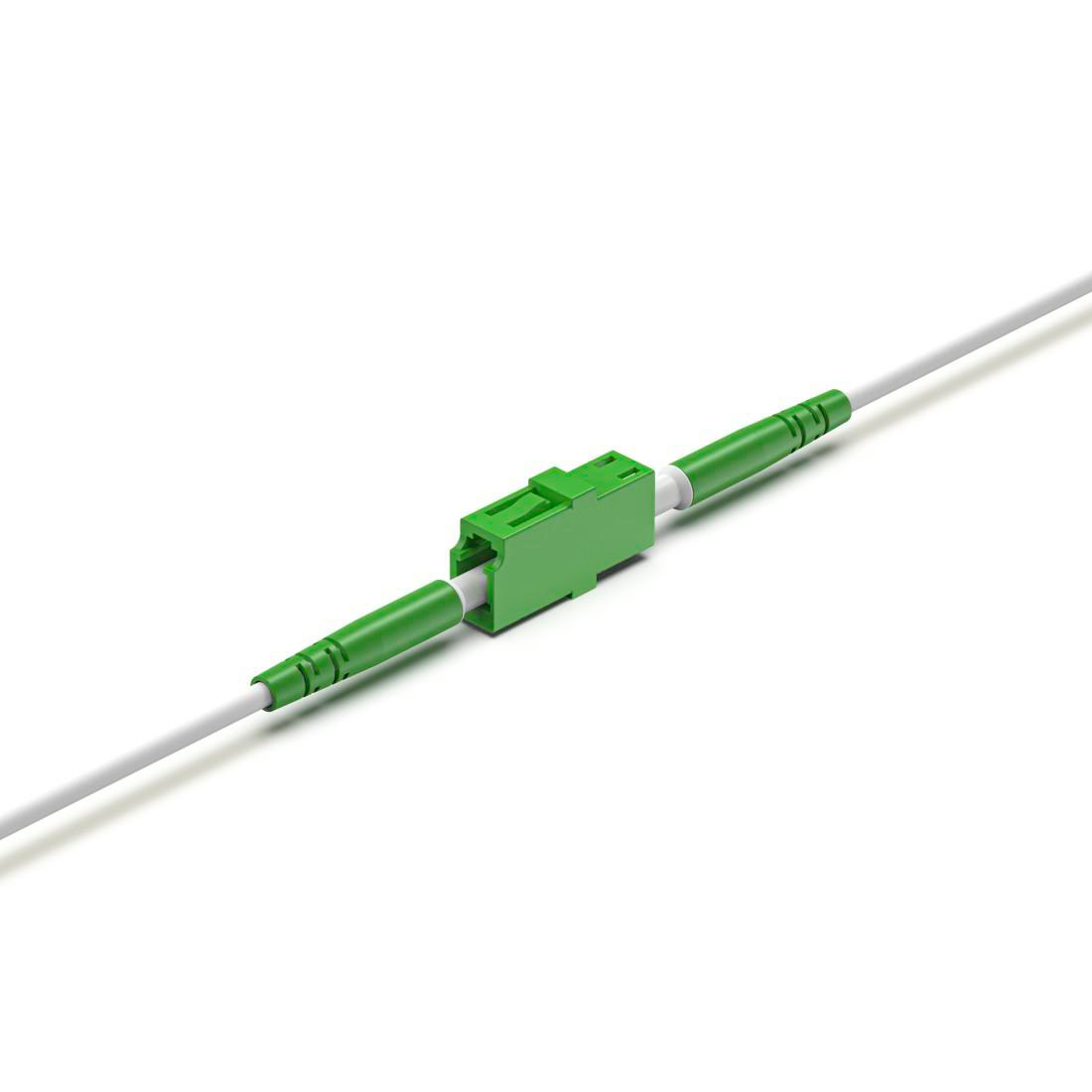 Ein grüner Glasfaserverbinder verbindet zwei weiße Kabel.