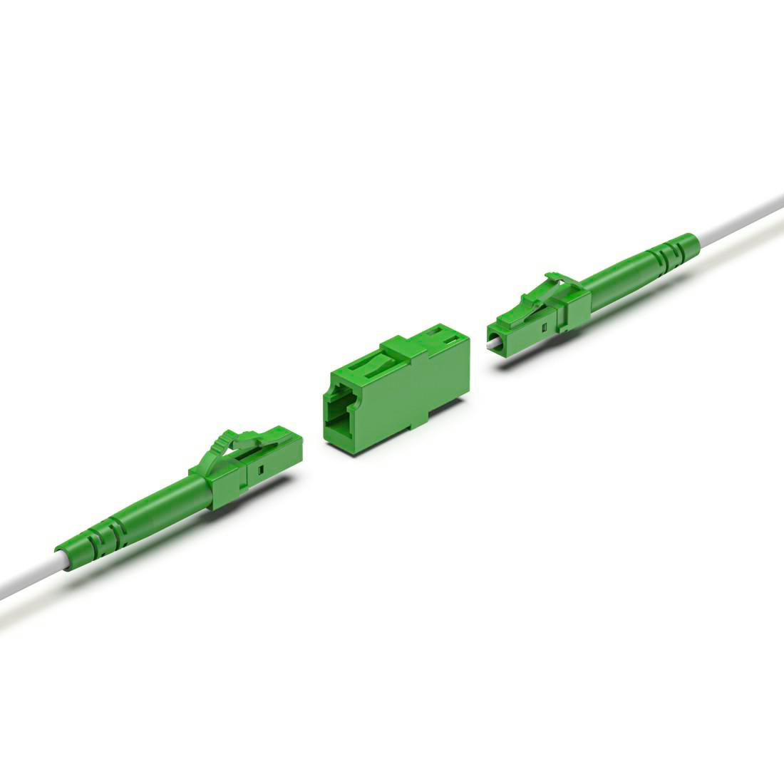 Zwei grüne Glasfaserstecker mit weißem Kabel, die sich auf weißem Hintergrund treffen.