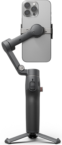 Uno smartphone grigio è montato su un gimbal, che si trova su un piccolo treppiede.