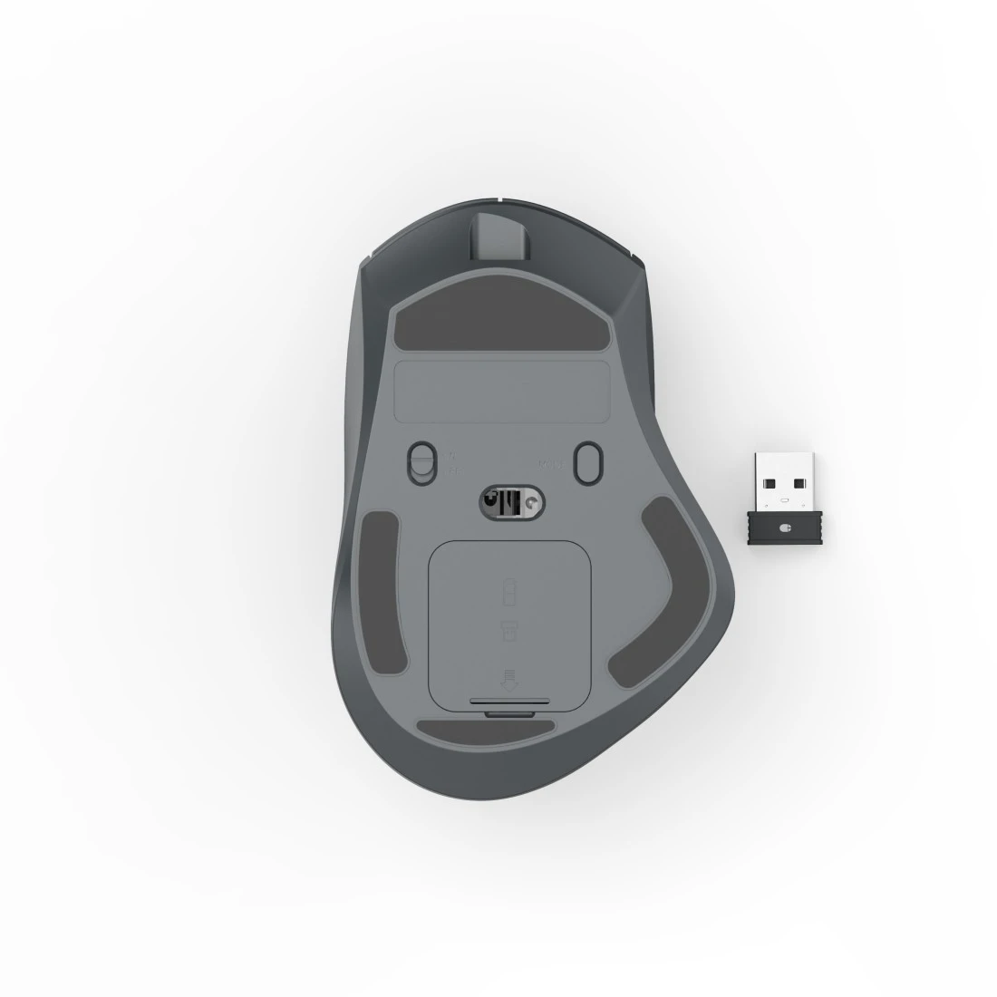 Spód szarej myszy komputerowej z kluczem USB. Widoczny przełącznik i komora baterii.