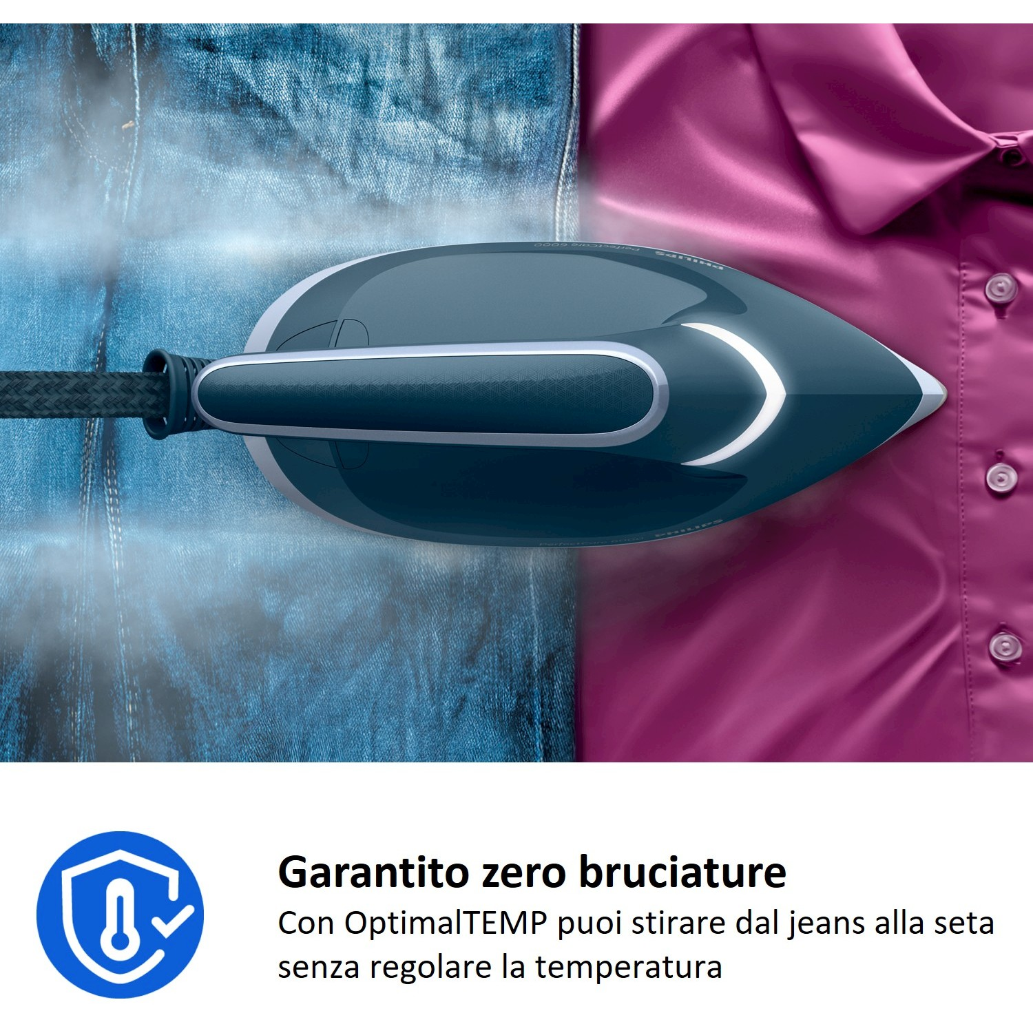 Ferro da stiro a vapore su jeans e camicia rosa, fumante.