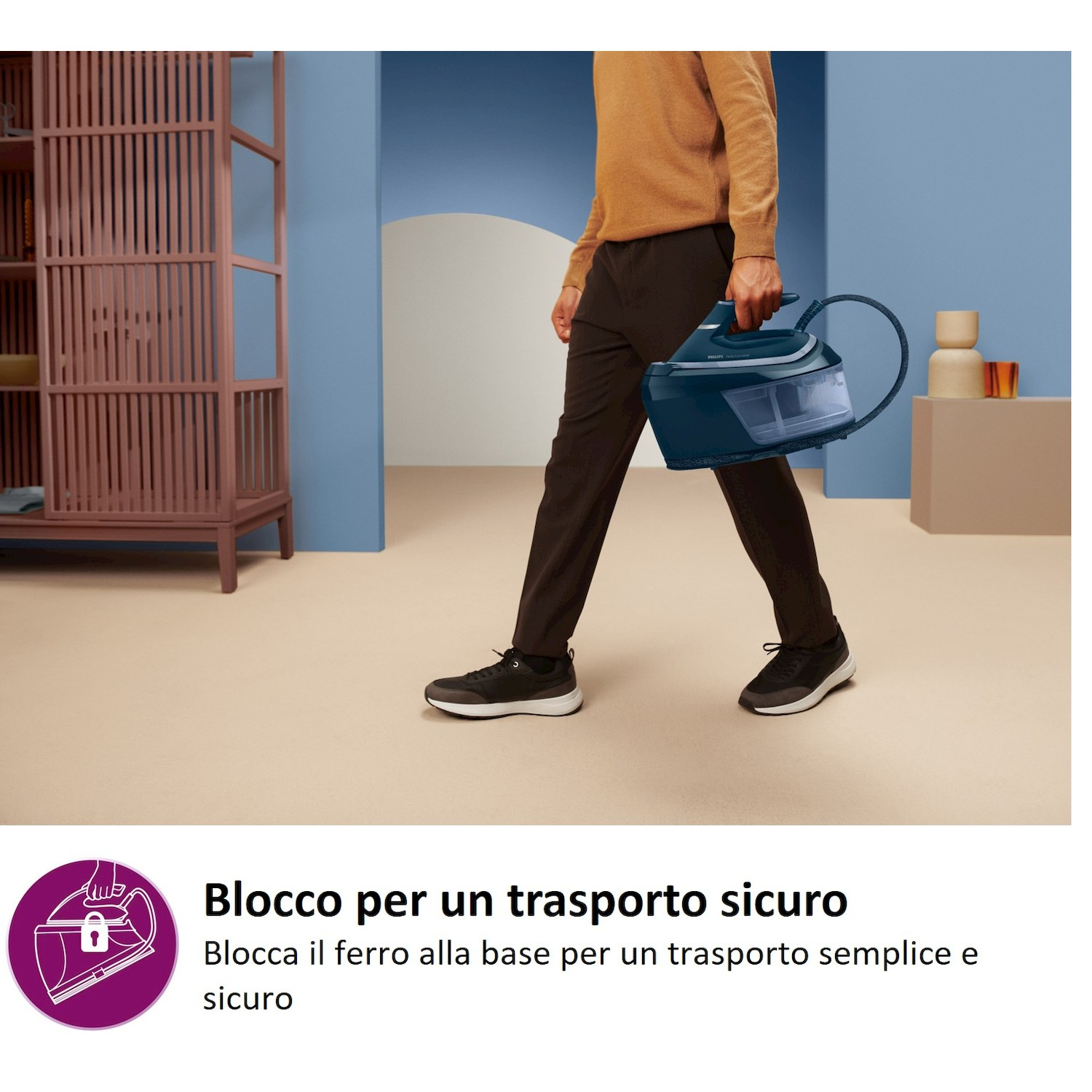 Uomo porta una stazione a vapore blu, con scaffale in legno a sinistra.