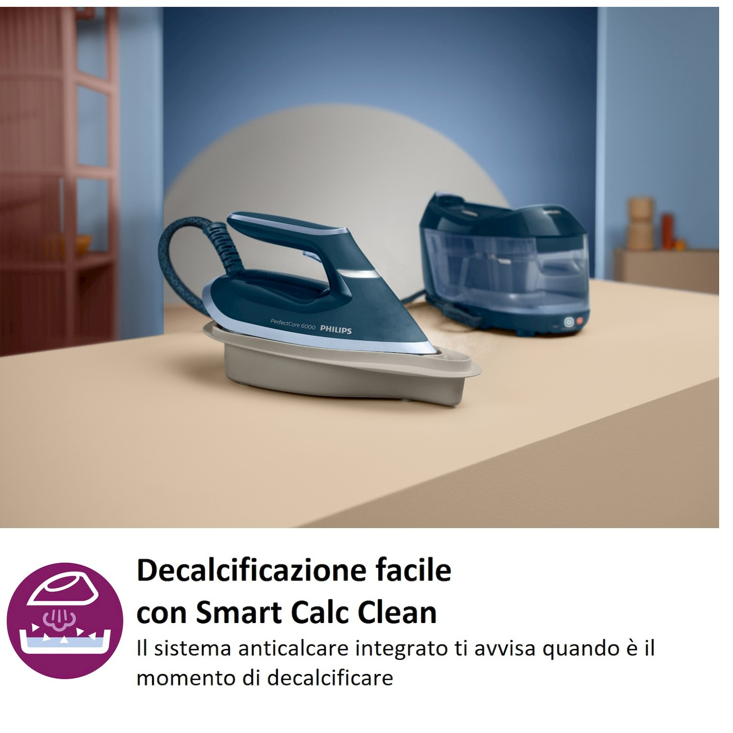 Ferro da stiro e serbatoio acqua su superficie chiara, sfondo blu e beige.