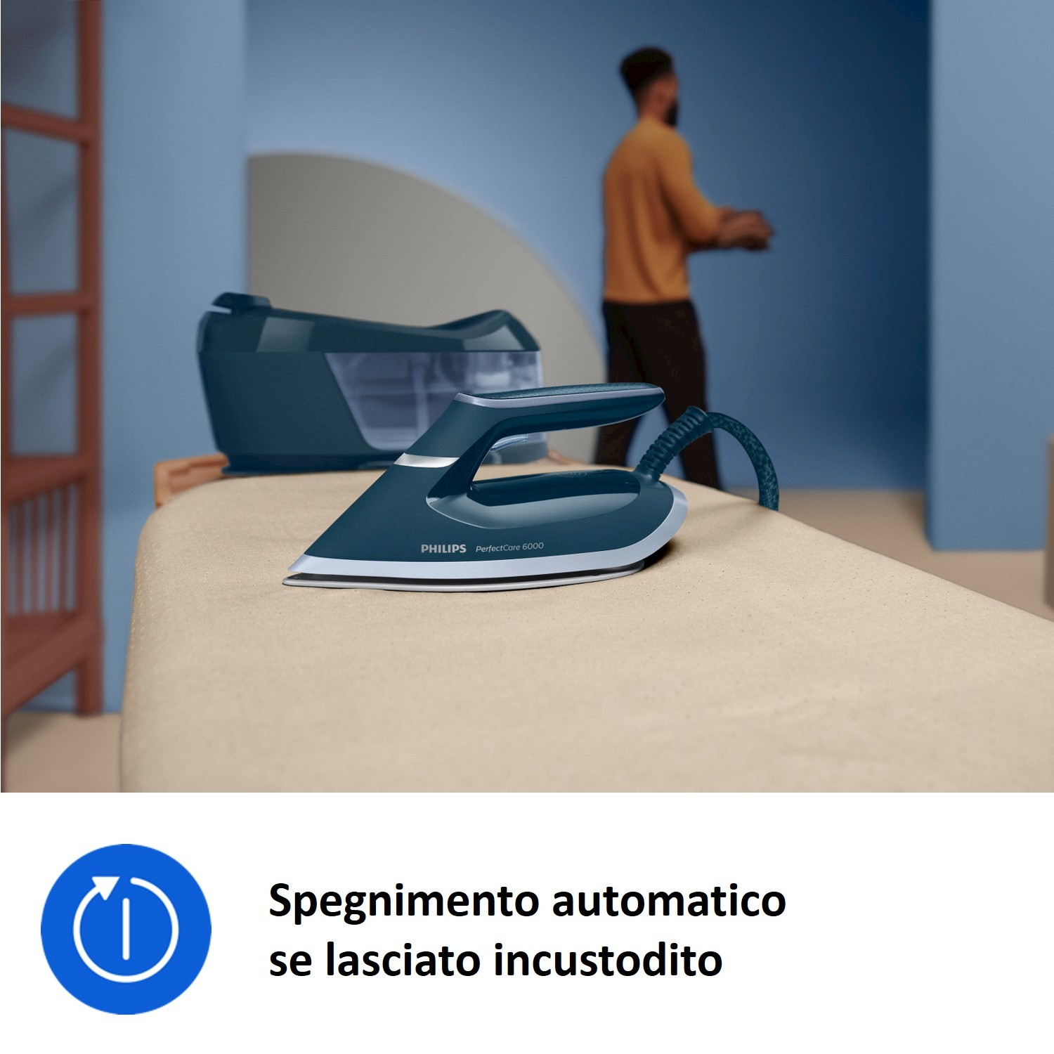Ferro da stiro a vapore e base su asse da stiro. Un uomo sullo sfondo.