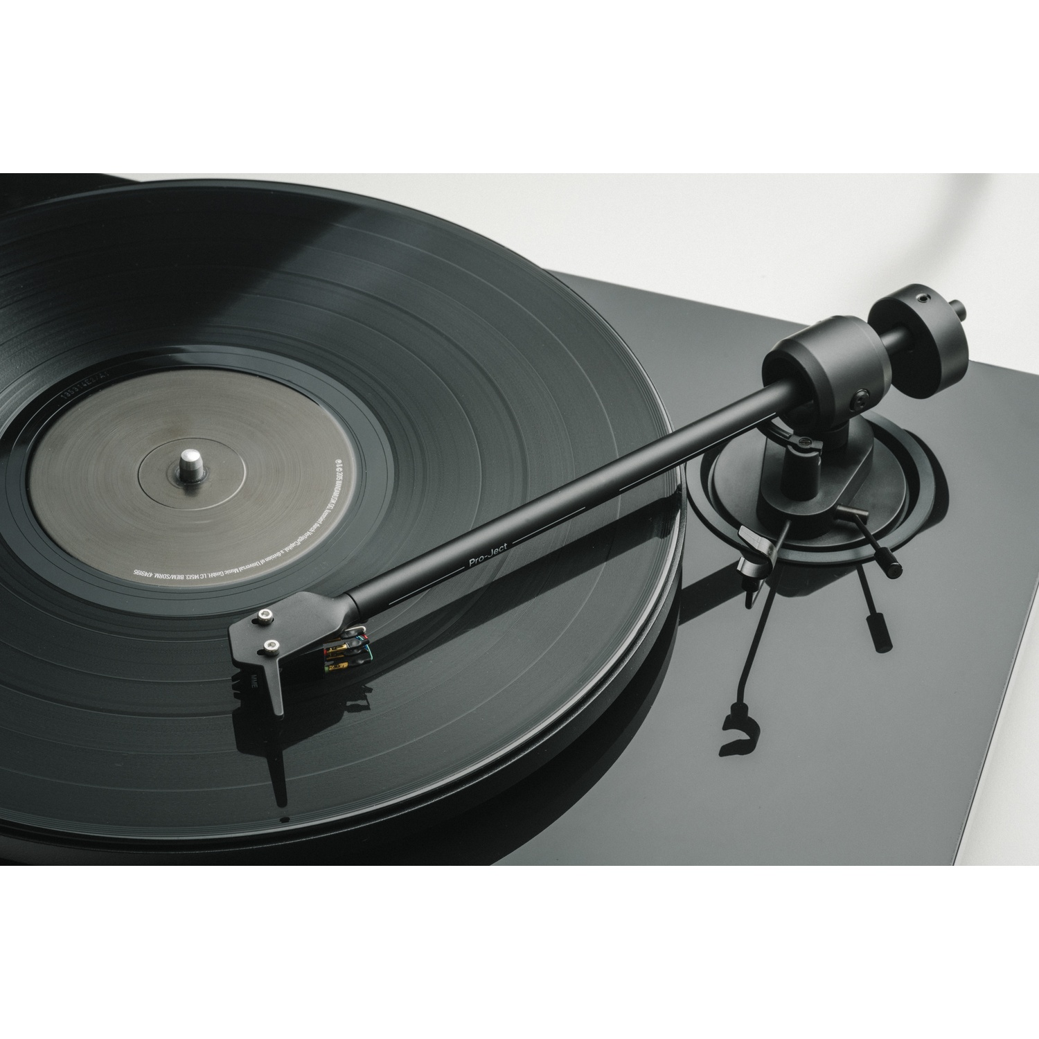 Un giradischi nero con braccio e disco in vinile.