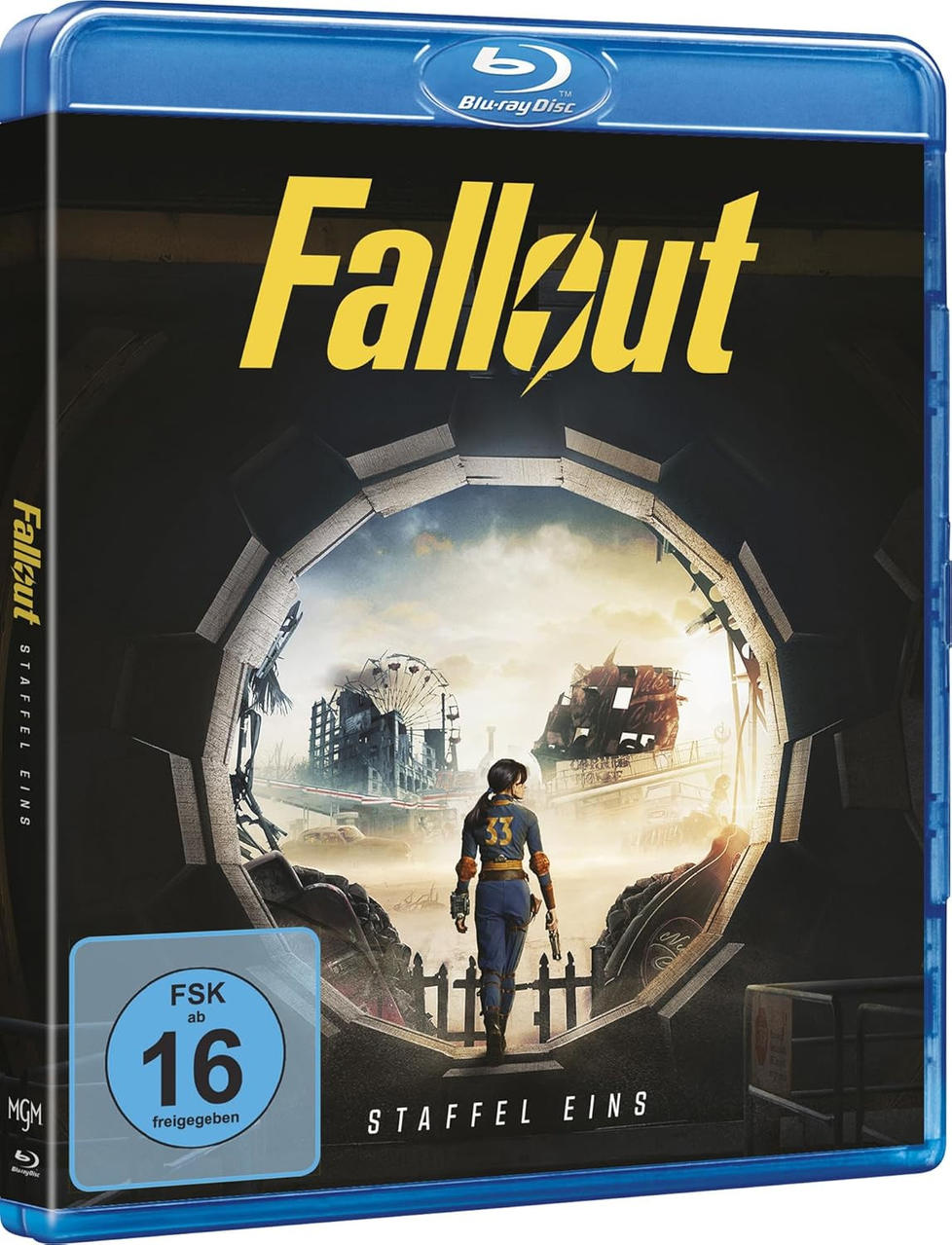 Blu-ray-Hülle von Fallout Staffel 1: Eine Frau mit Nummer 33 steht vor Ruinen.