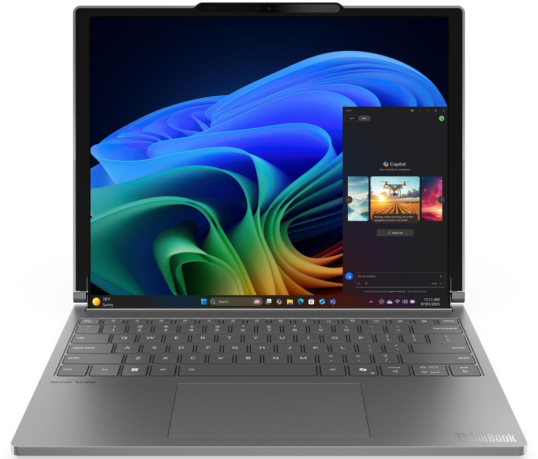Egy szürke Lenovo ThinkBook laptop nyitva van, színes absztrakt háttérképet és a Copilot AI felületet mutatva.