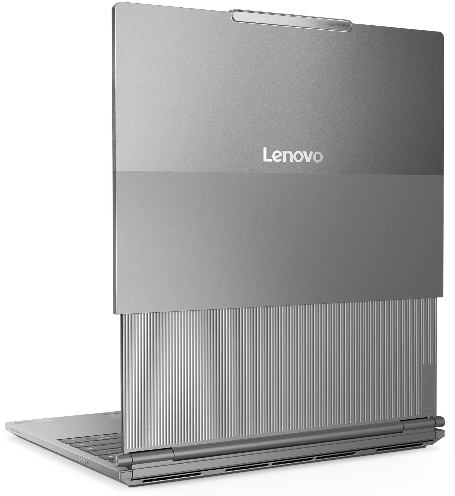 Egy ezüst Lenovo laptop nyitott, bordázott hátlappal és billentyűzettel.