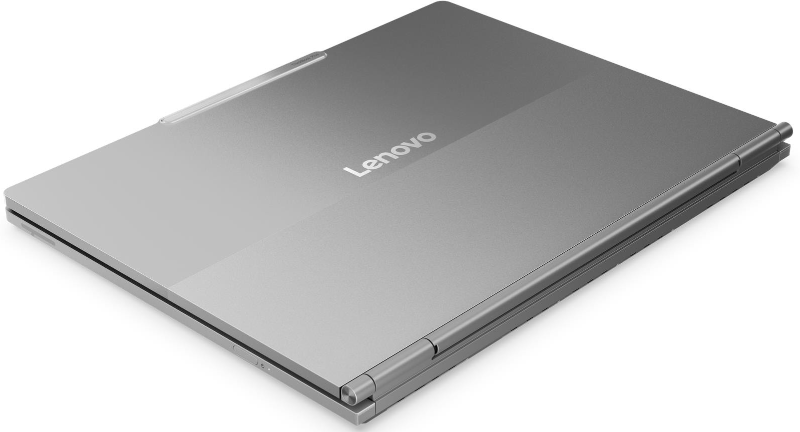 Zárt, ezüst Lenovo laptop fehér háttéren.