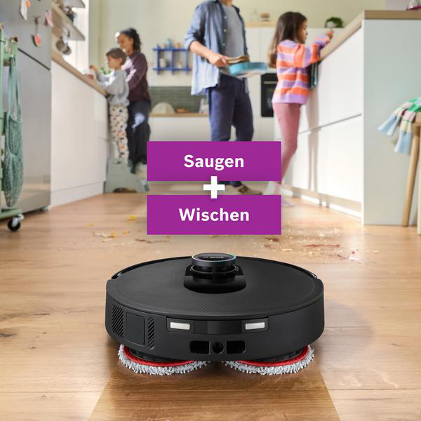Ein Saug-Wisch-Roboter reinigt einen Holzboden, während eine Familie in der Küche beschäftigt ist.