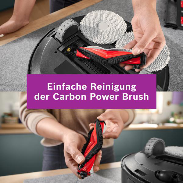 Person reinigt eine Carbon Power Bürste für einen Saugroboter.