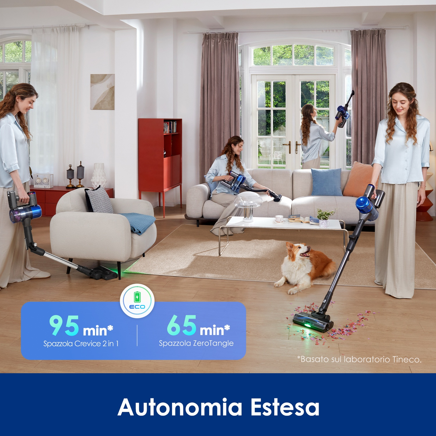 Diverse donne usano aspirapolvere senza fili in un soggiorno. Un cane osserva.