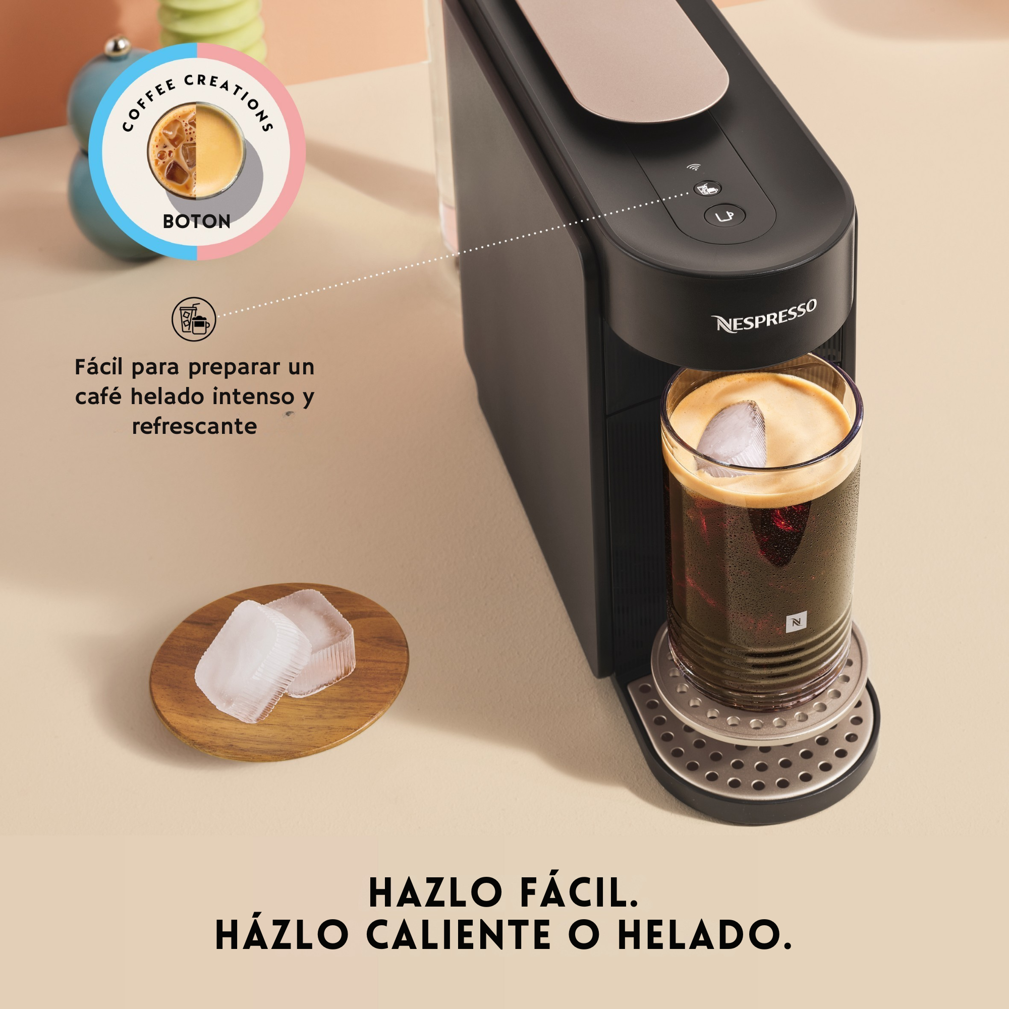 Una máquina Nespresso con un vaso de café helado, cubitos de hielo y texto.