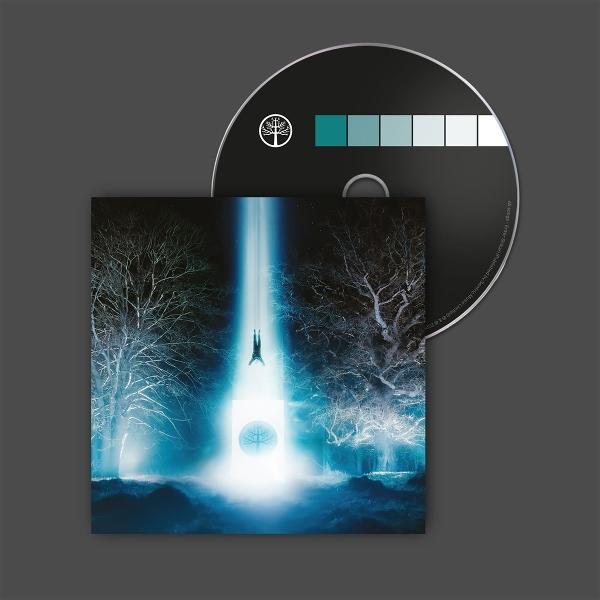 Ein Mann fällt durch einen blauen Lichtstrahl in einem dunklen Wald neben einer CD.