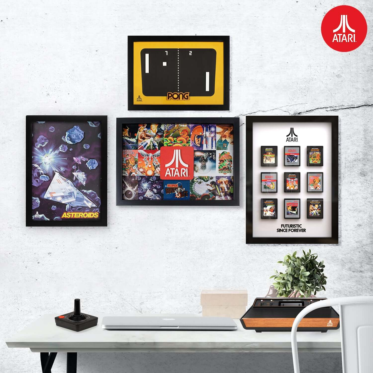 Retro játékkonfiguráció Atari konzolokkal, joystickokkal és faliképekkel.