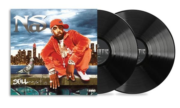 Nas auf Albumcover mit Schallplatten. Mann in rotem Outfit, New Yorker Skyline im Hintergrund.