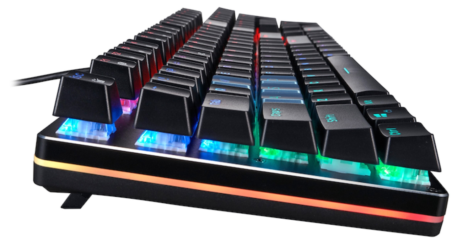 Teclado negro con iluminación RGB, vista de cerca.