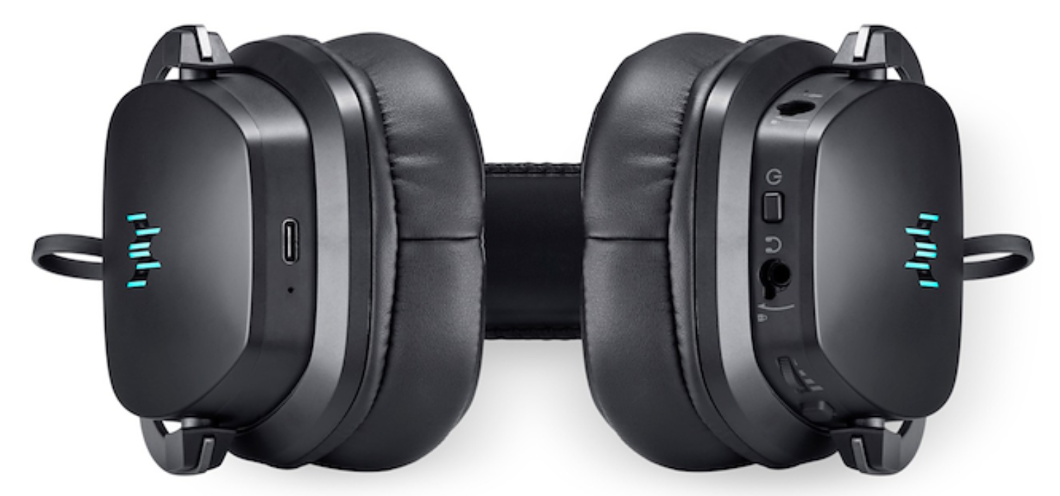 Auriculares negros con detalles LED azules y puerto USB-C.