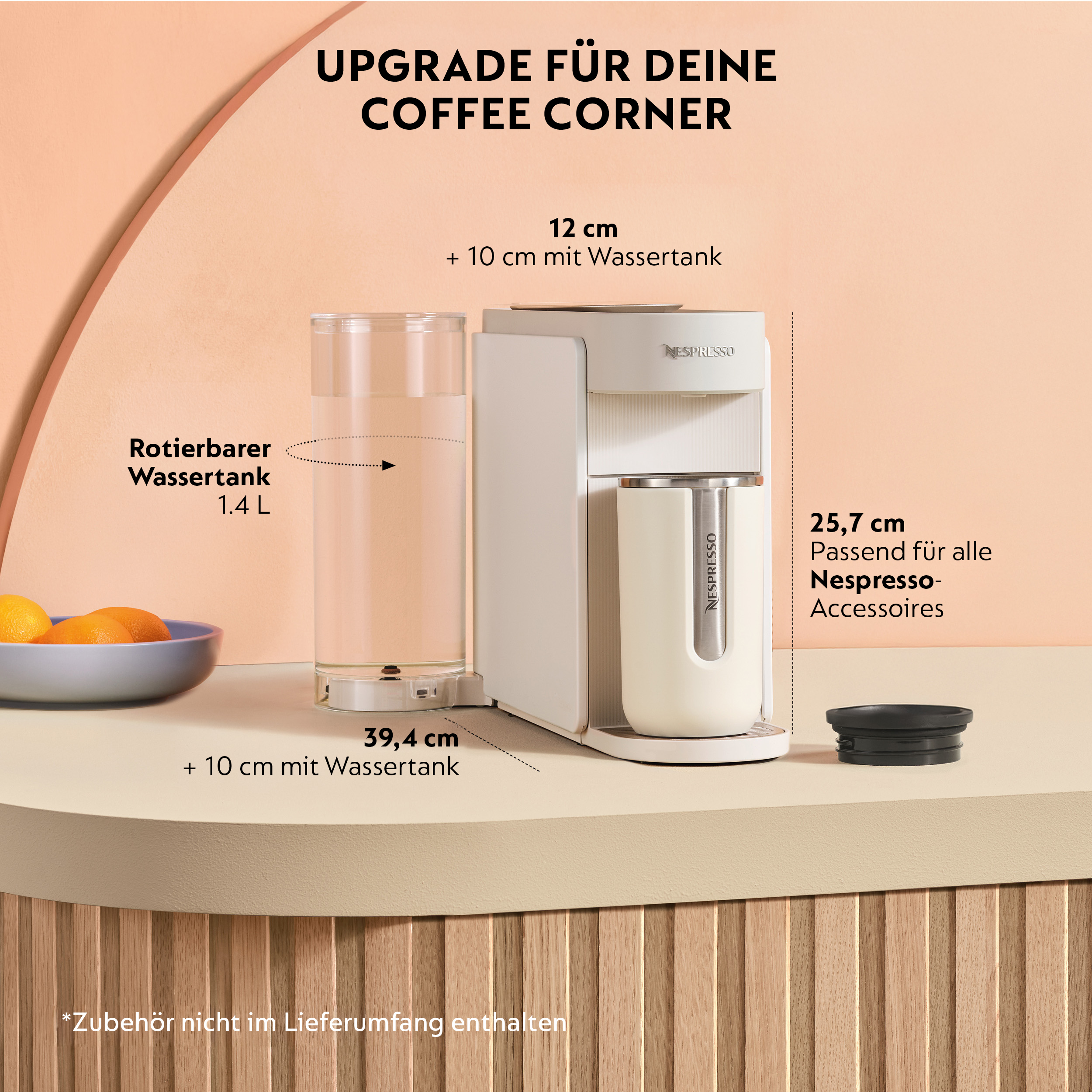 Weiße Nespresso-Maschine mit Wassertank, Tasse und Orangen.