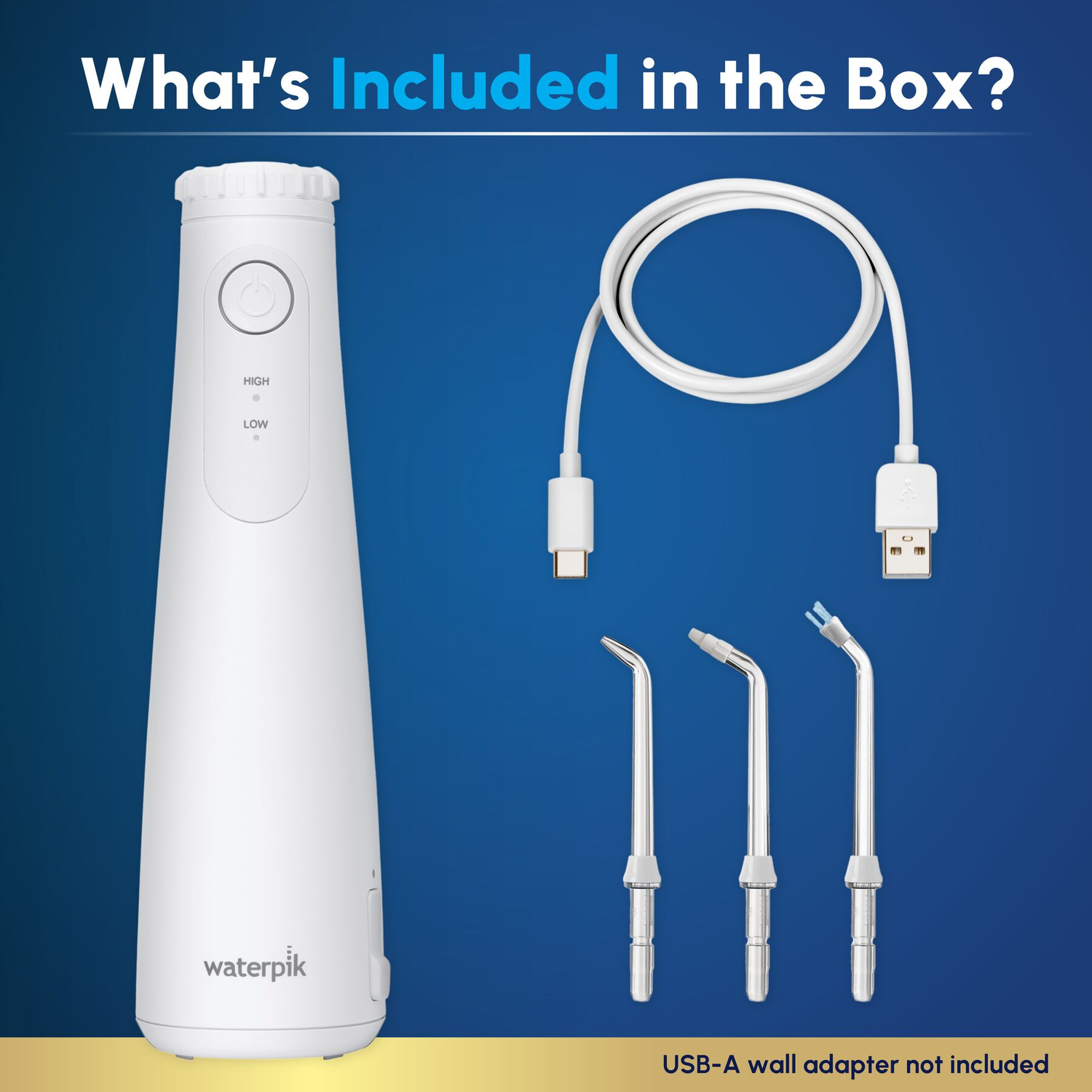 Een witte Waterpik waterflosser set met USB-kabel en drie opzetstukken.