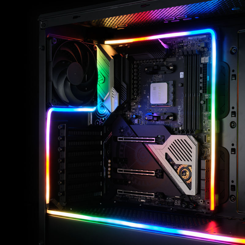 Ein Computer-Motherboard mit RGB-Beleuchtung, Lüfter und CPU.