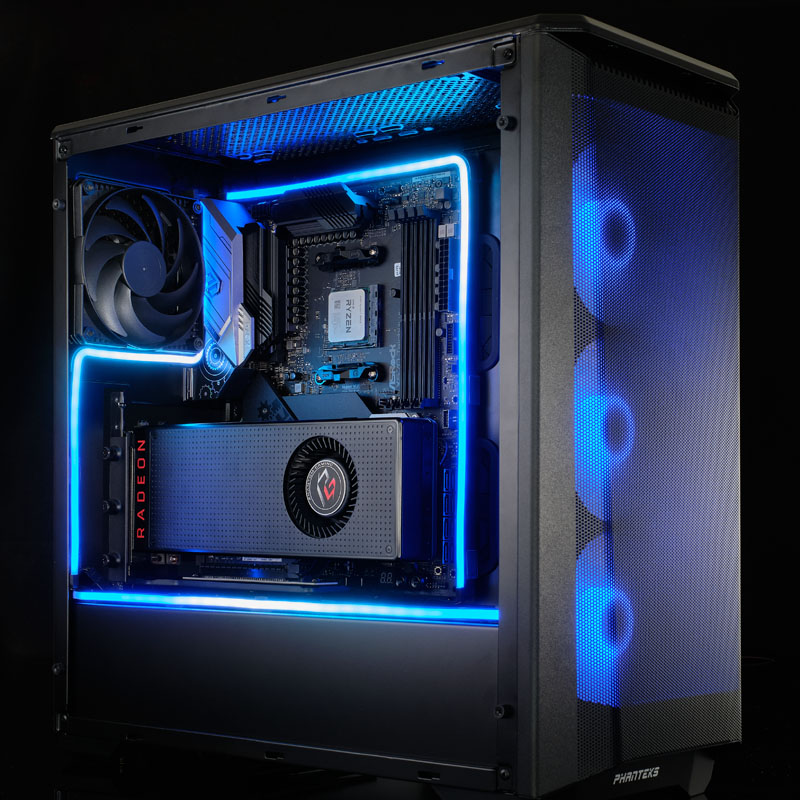 Ein PC-Gehäuse mit blauer LED-Beleuchtung, Hauptplatine, GPU und Lüftern.