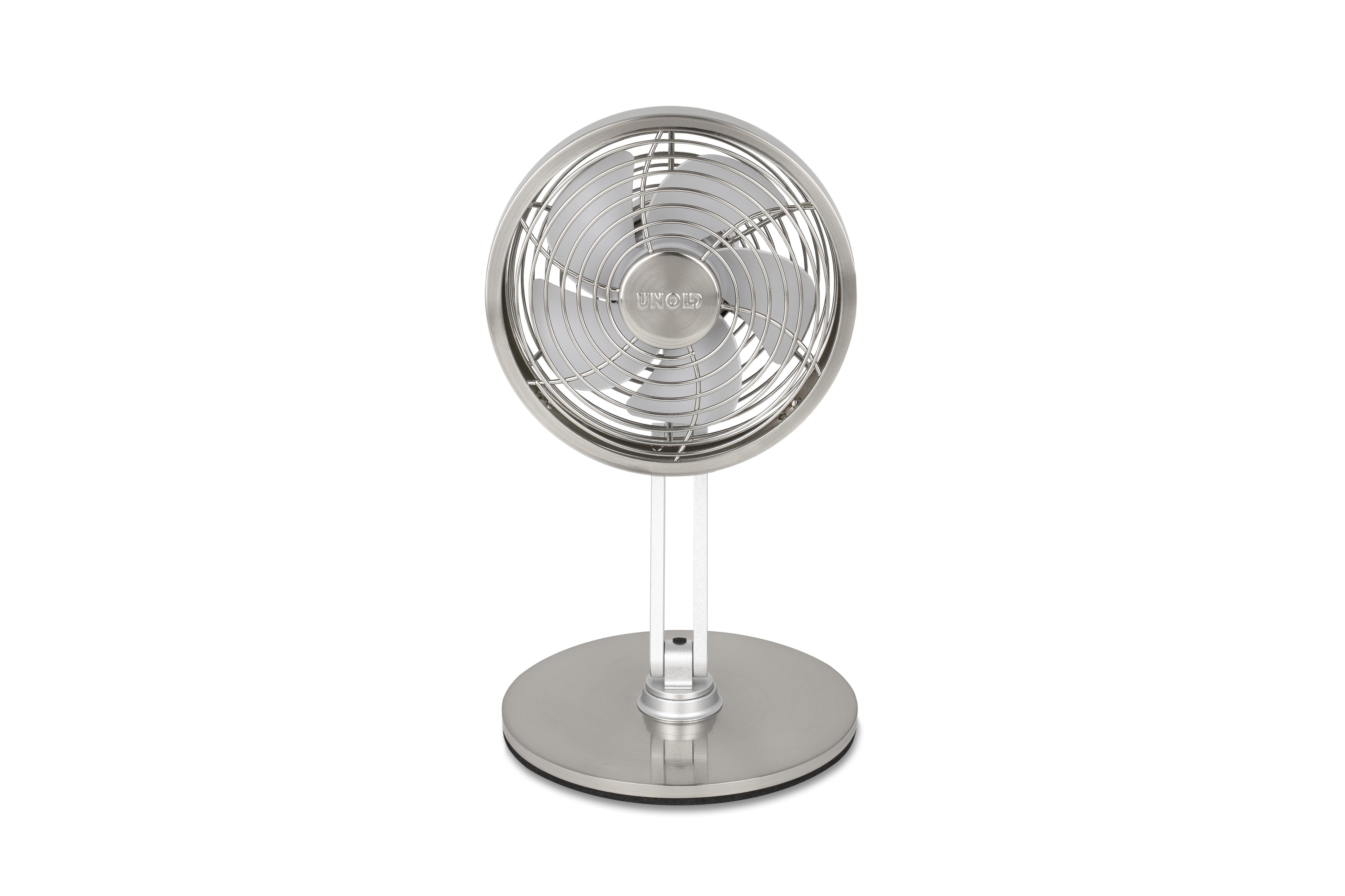 Ein silberner Ventilator auf einem runden Sockel vor weißem Hintergrund.