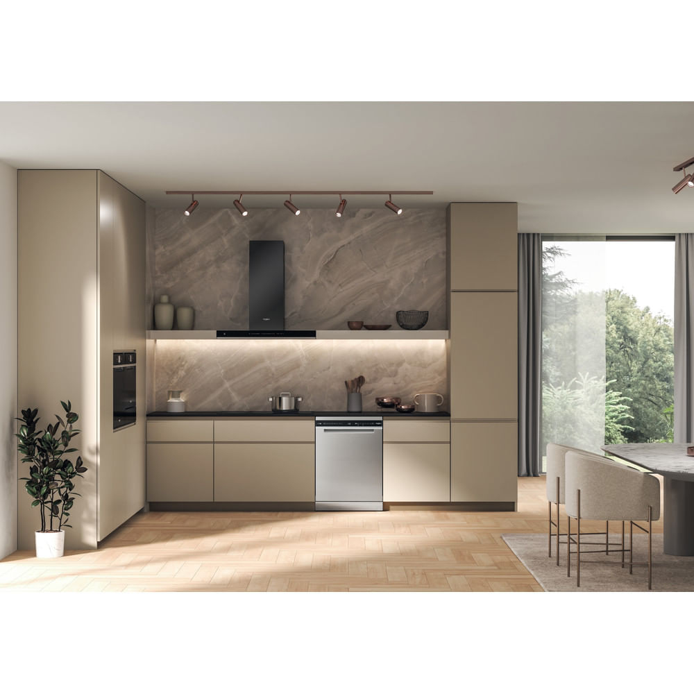 Cocina moderna beige con lavavajillas de acero inoxidable, campana negra y salpicadero de mármol.