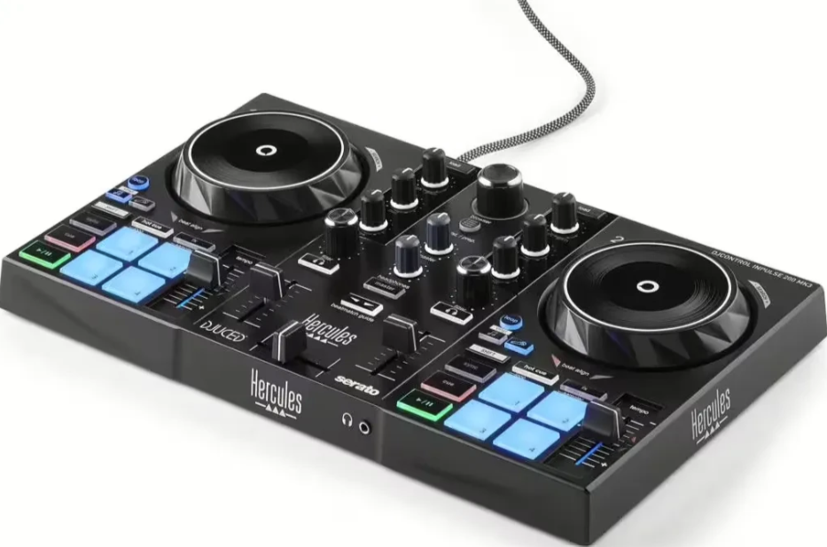 Ein schwarzer DJ-Controller mit zwei Plattentellern, Lichtern und Knöpfen.