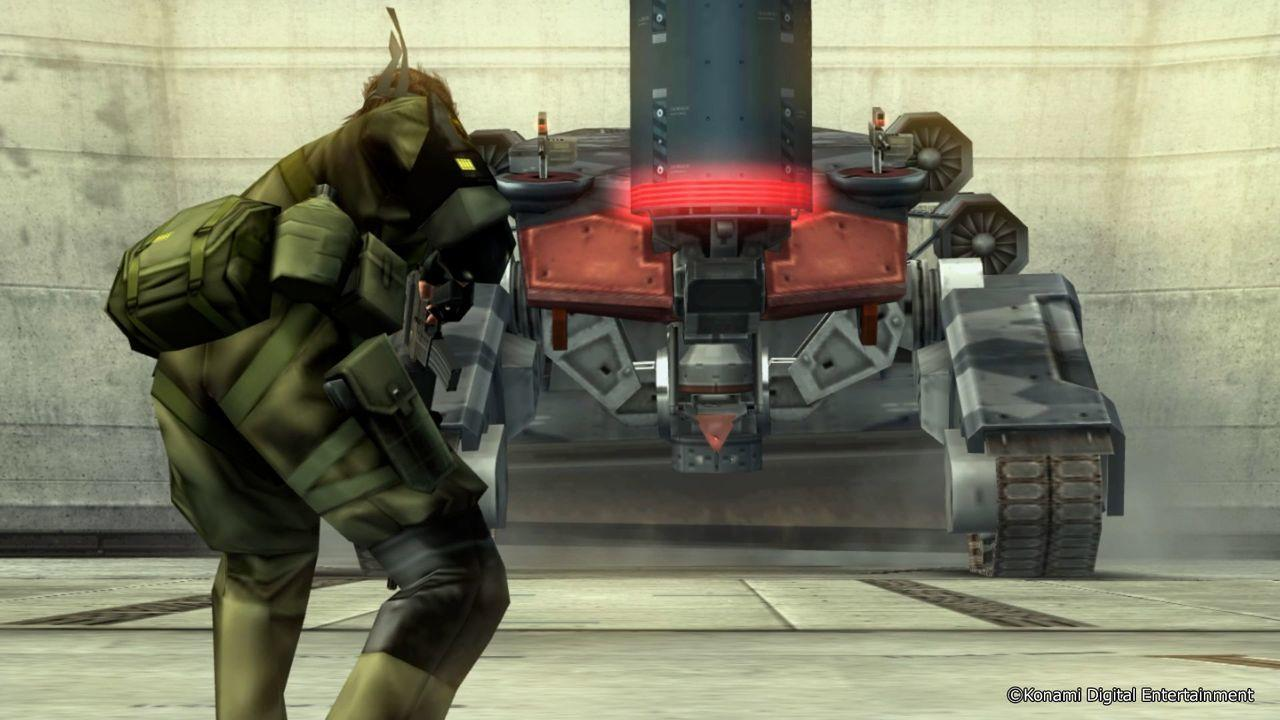 Ein Soldat in Tarnkleidung steht vor einem riesigen Mech mit roten Lichtern.