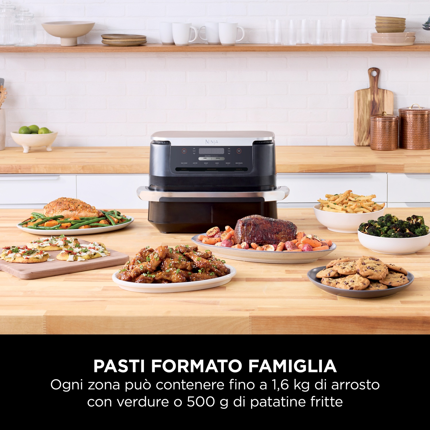 Una friggitrice ad aria Ninja con vari piatti: pollo arrosto, pizza, carne, patatine, biscotti.